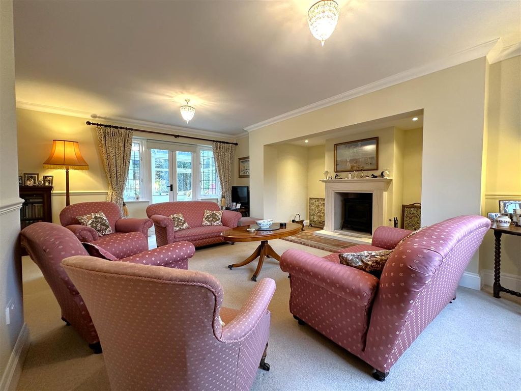 Property photo 2 of 32 Generous Lounge 806