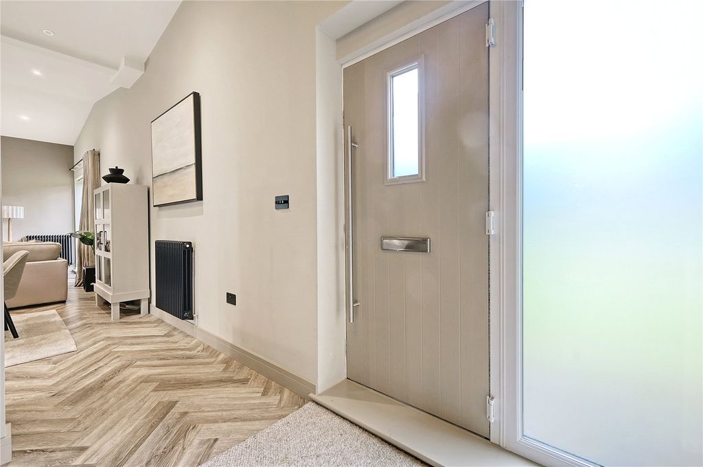 Property photo 3 of 25 Entrance Hall