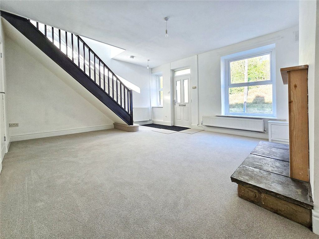 Property photo 3 of 16 Lounge