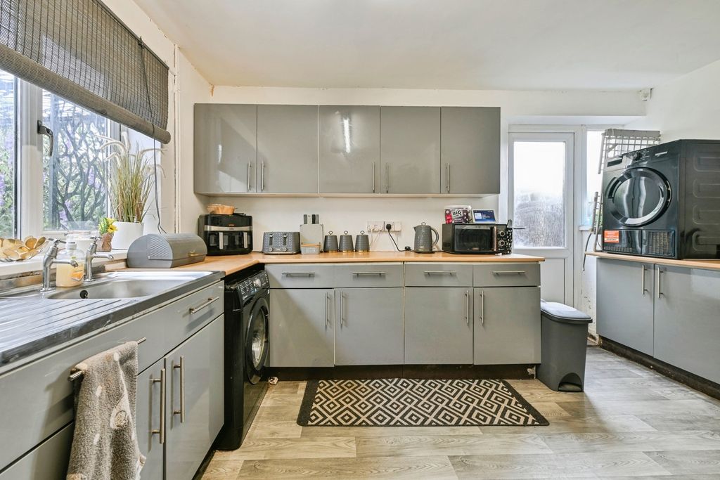 Property photo 2 of 15 Fitted Kitchen