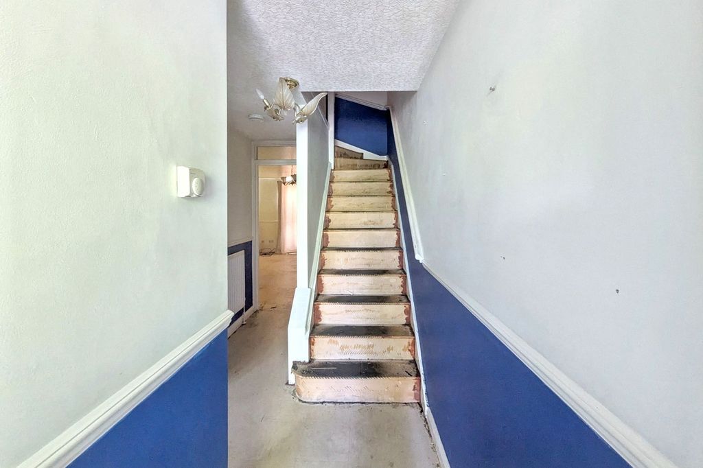 Property photo 2 of 17 2 Pownsett Terrace, Ilford, Essex Ig1 2Sw