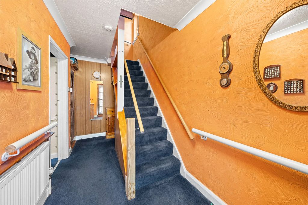 Property photo 2 of 17 Hallway