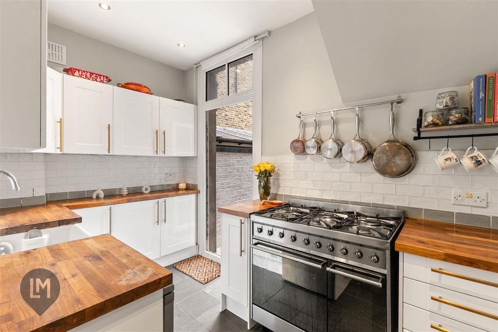 Property photo 3 of 7 Kitchen