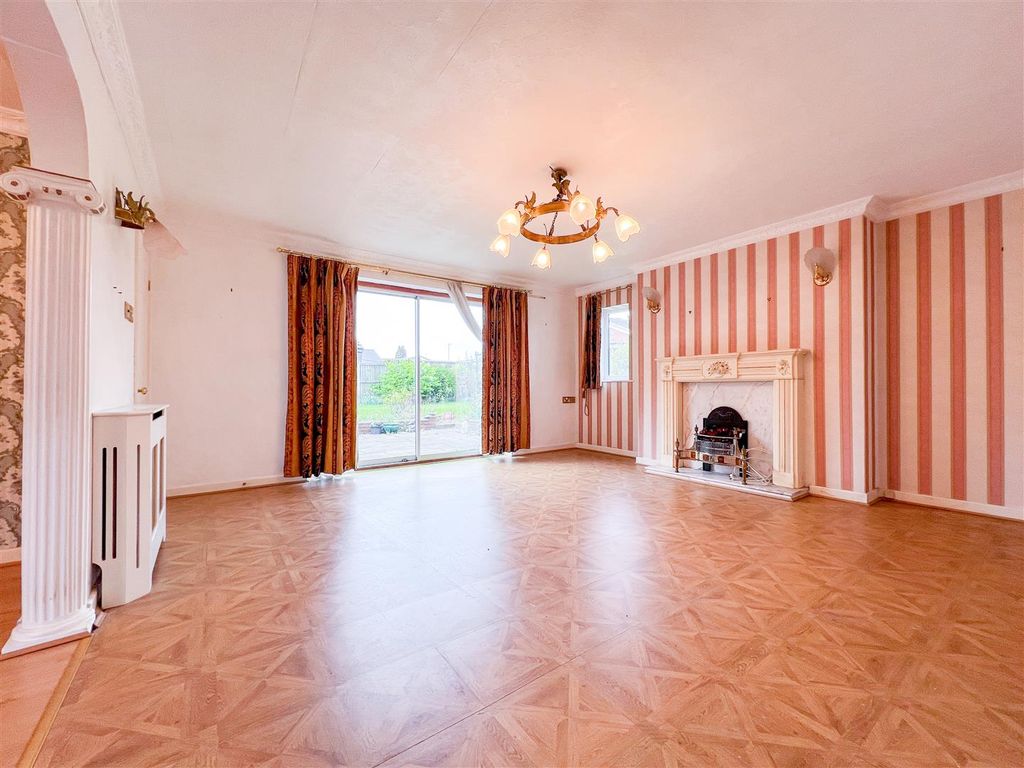 Property photo 2 of 27 Sitting Room