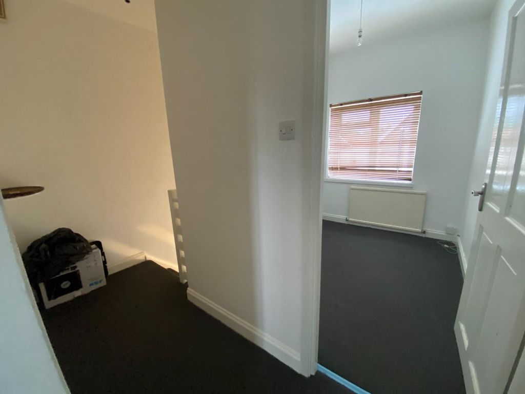 Property photo 3 of 7 29 Grove Road-Hallway.Jpg