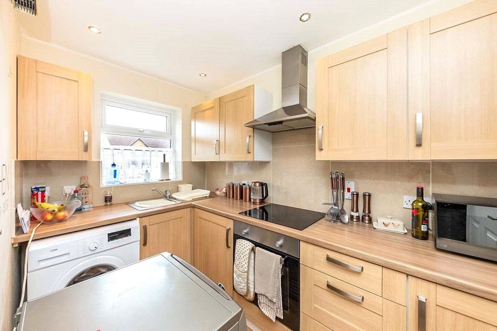 Property photo 3 of 8 Kitchen