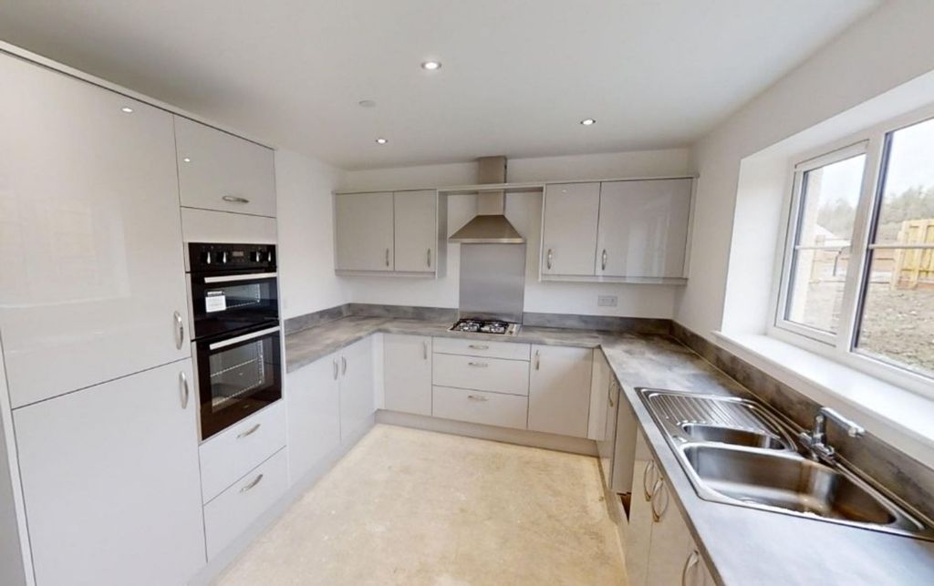 Property photo 3 of 16 Kitchen/Diner