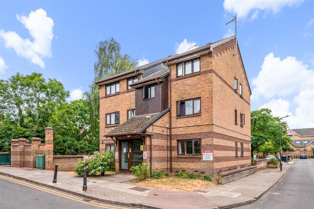 Property photo 1 of 10 Daniels_Harp Island Close Neasden Nw10_009.Jpg