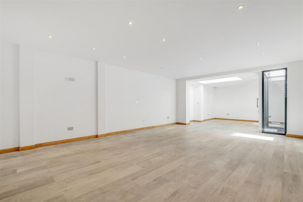 Property photo 3 of 28