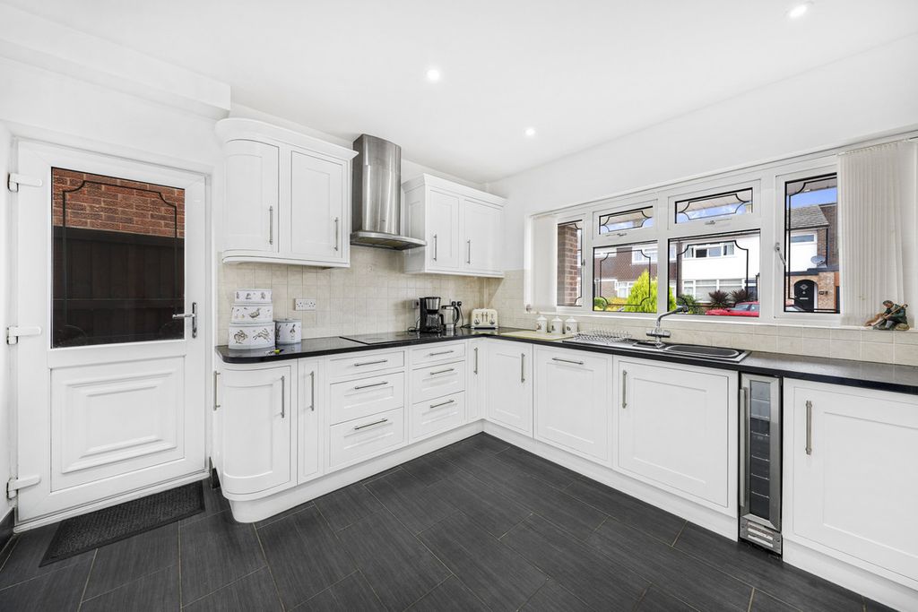 Property photo 1 of 32
