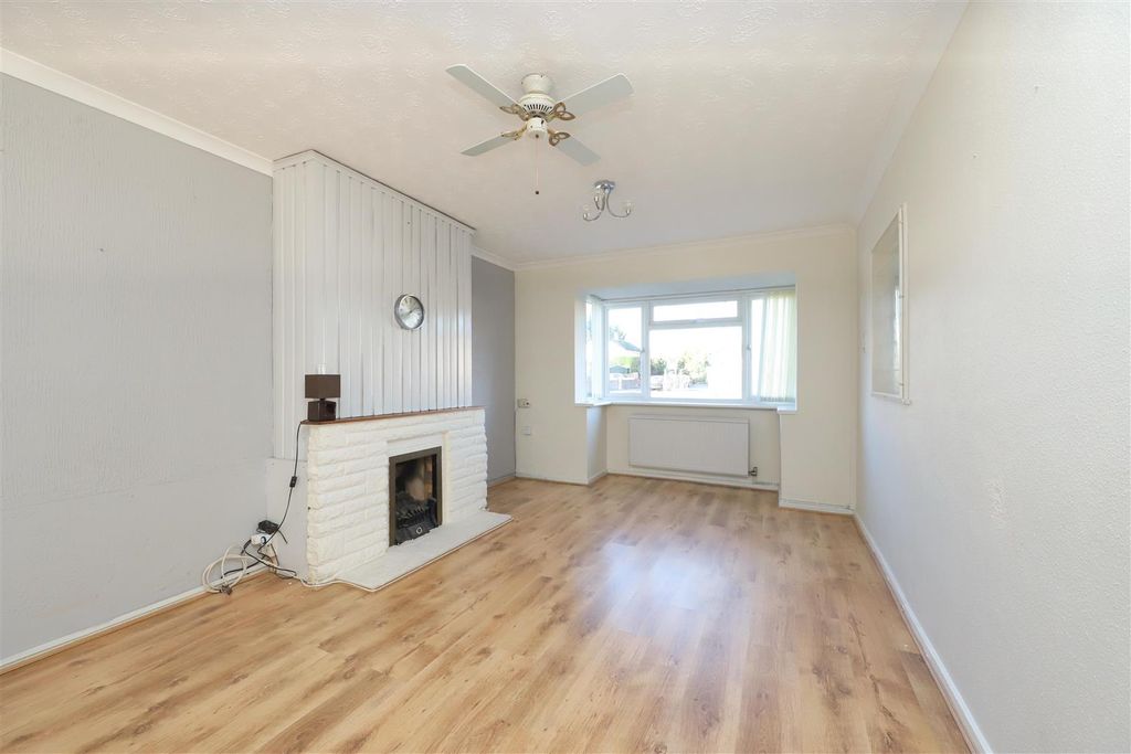 Property photo 2 of 11 Living Room