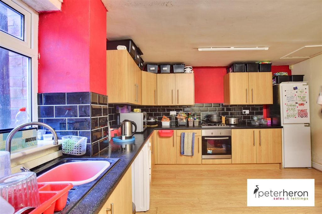 Property photo 3 of 10 Breakfasting Kitchen