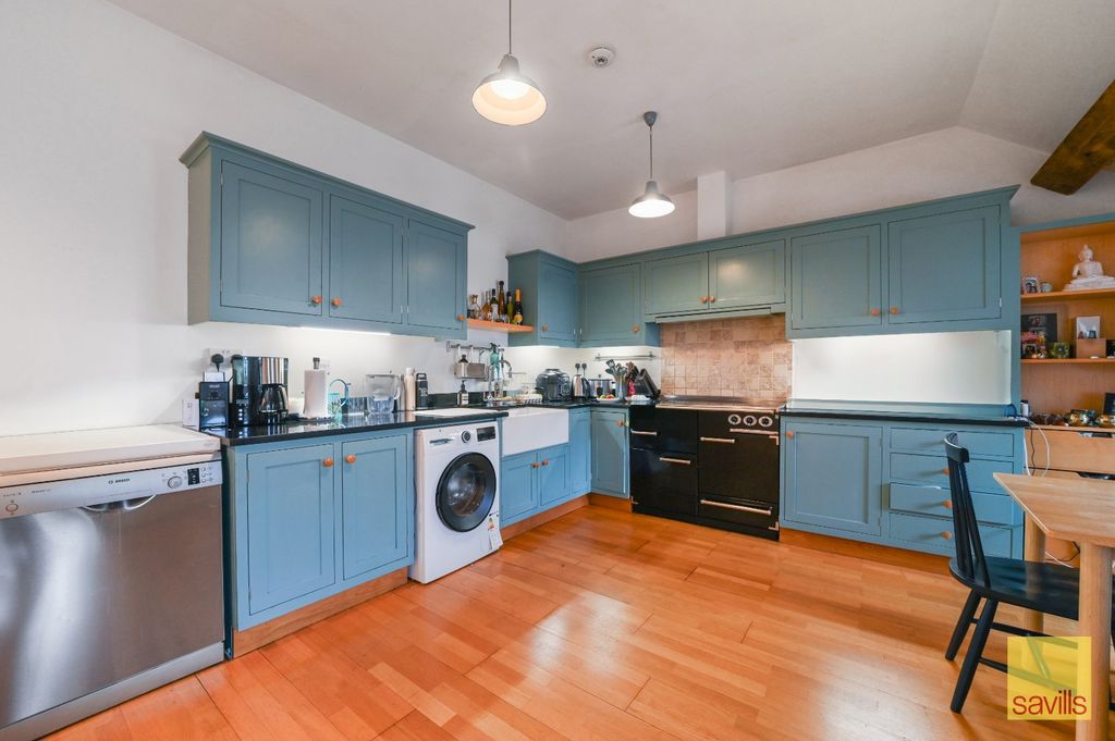 Property photo 3 of 10 Kitchen
