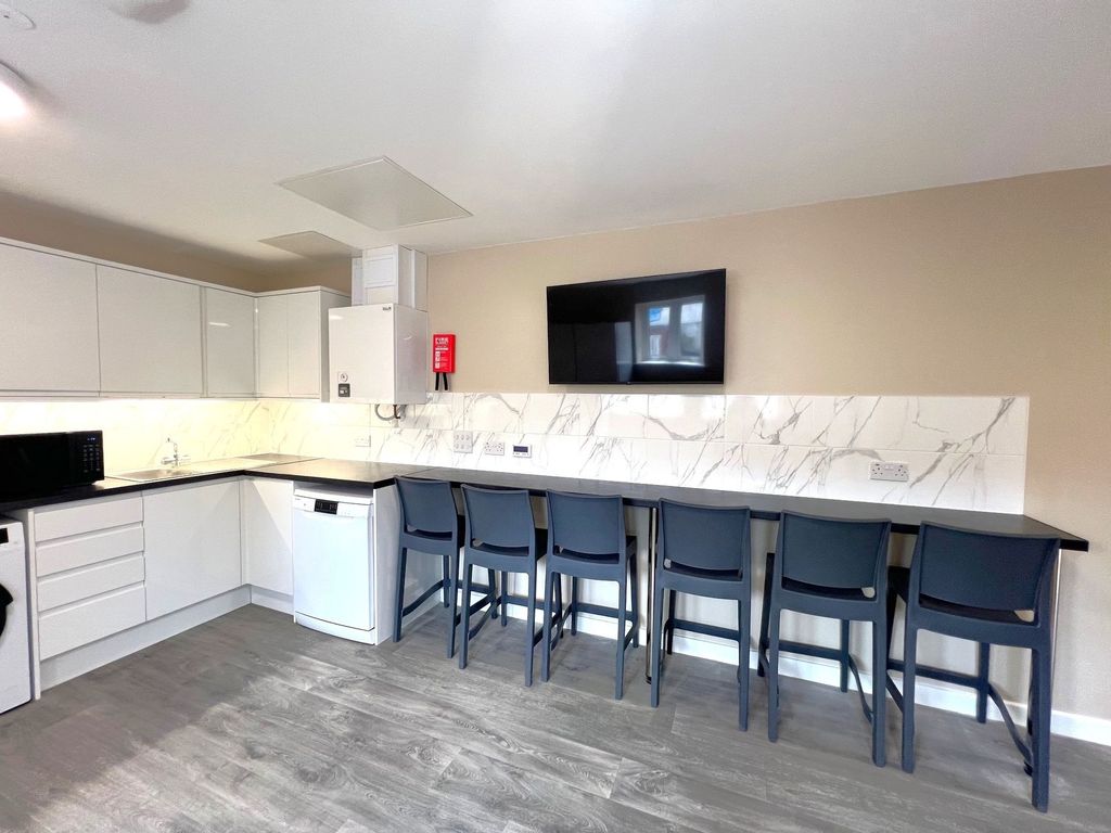 Property photo 3 of 9 Bright, Modern Communal Kitchen With A Long Breakf...