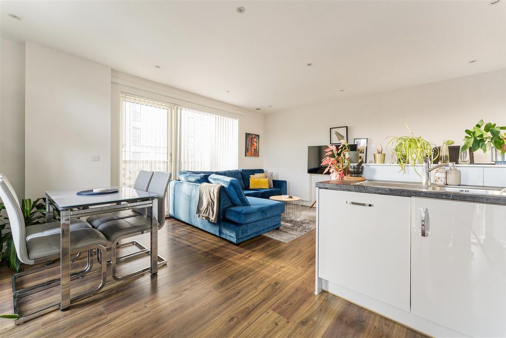 Property photo 2 of 47 Dunedin Road, E10