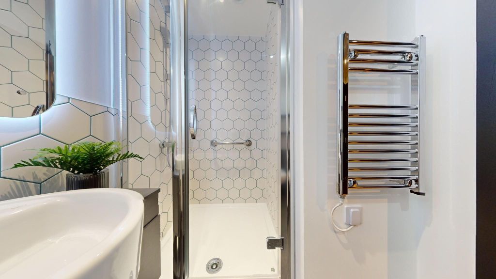 Property photo 3 of 19 Bathroom