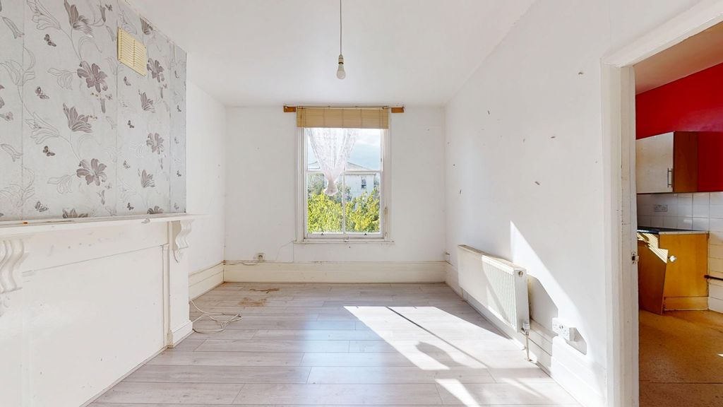 Property photo 2 of 12 Flat C, 32 Navarino Road, Hackney, London E8 1Ad