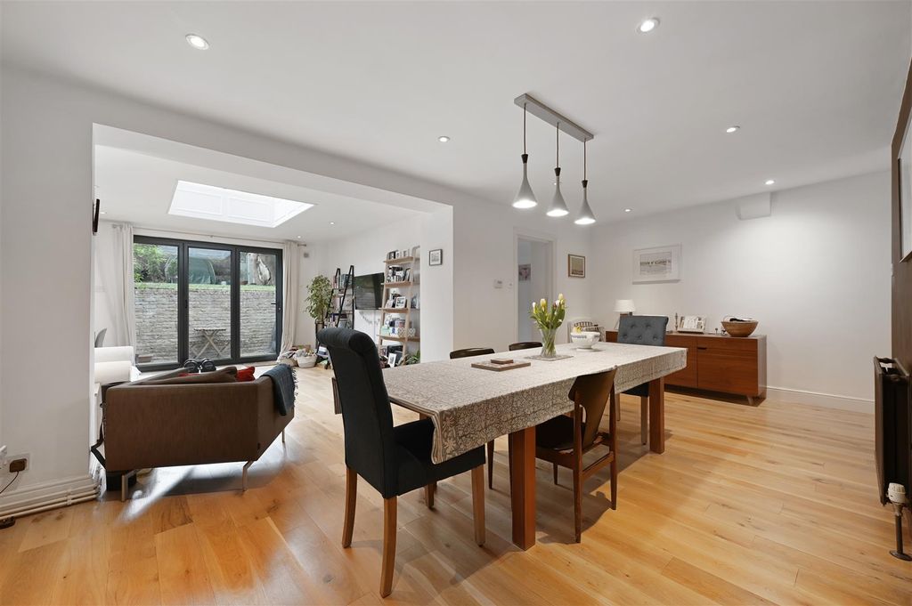 Property photo 3 of 11 Hammersmith Grove - Diner3 (1).Jpg