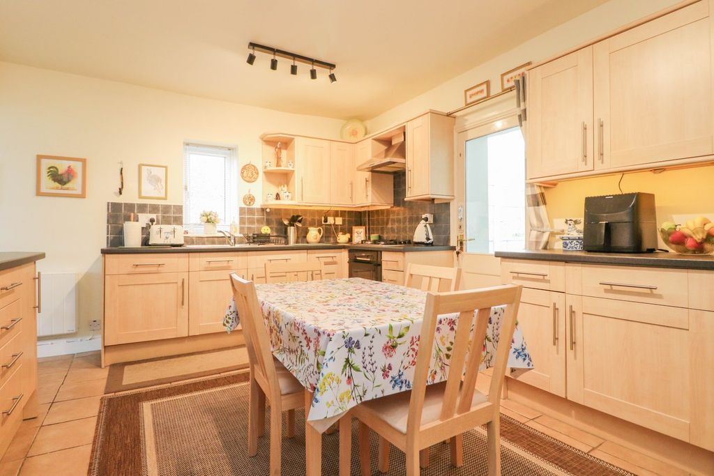 Property photo 3 of 23 Dining Kitchen