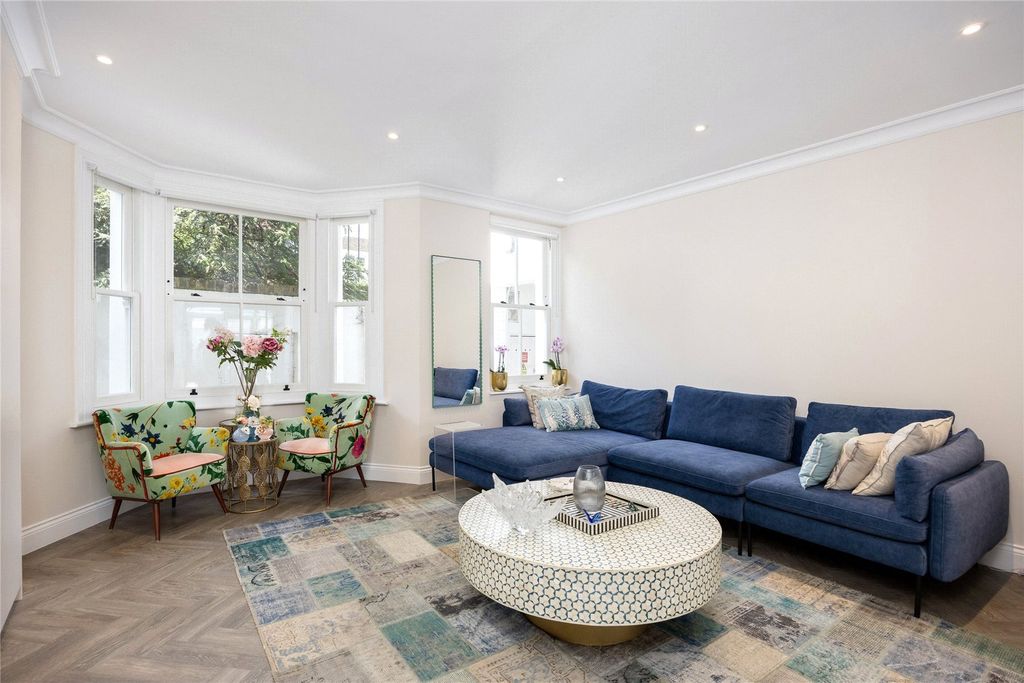 Property photo 3 of 18 Reception