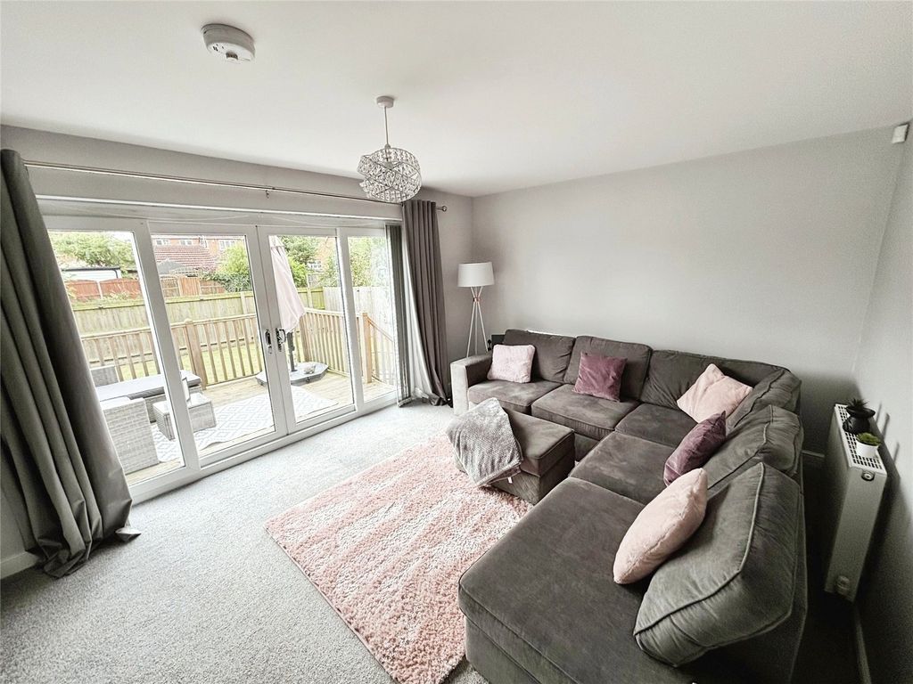 Property photo 3 of 14 Lounge