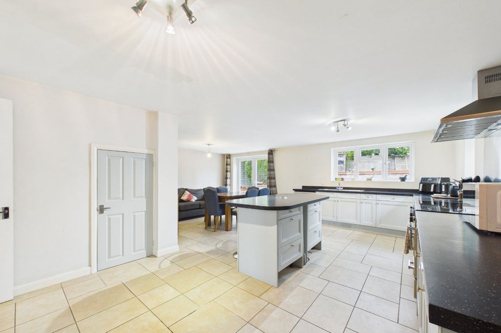 Property photo 2 of 14 Picture No. 17