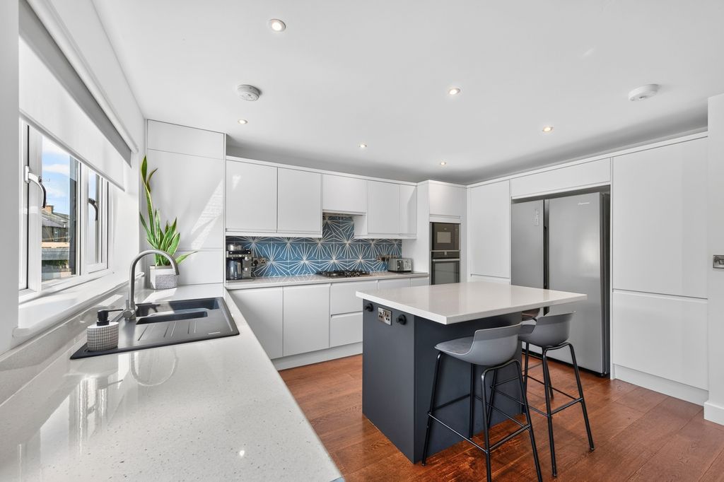 Property photo 3 of 17 Kitchen