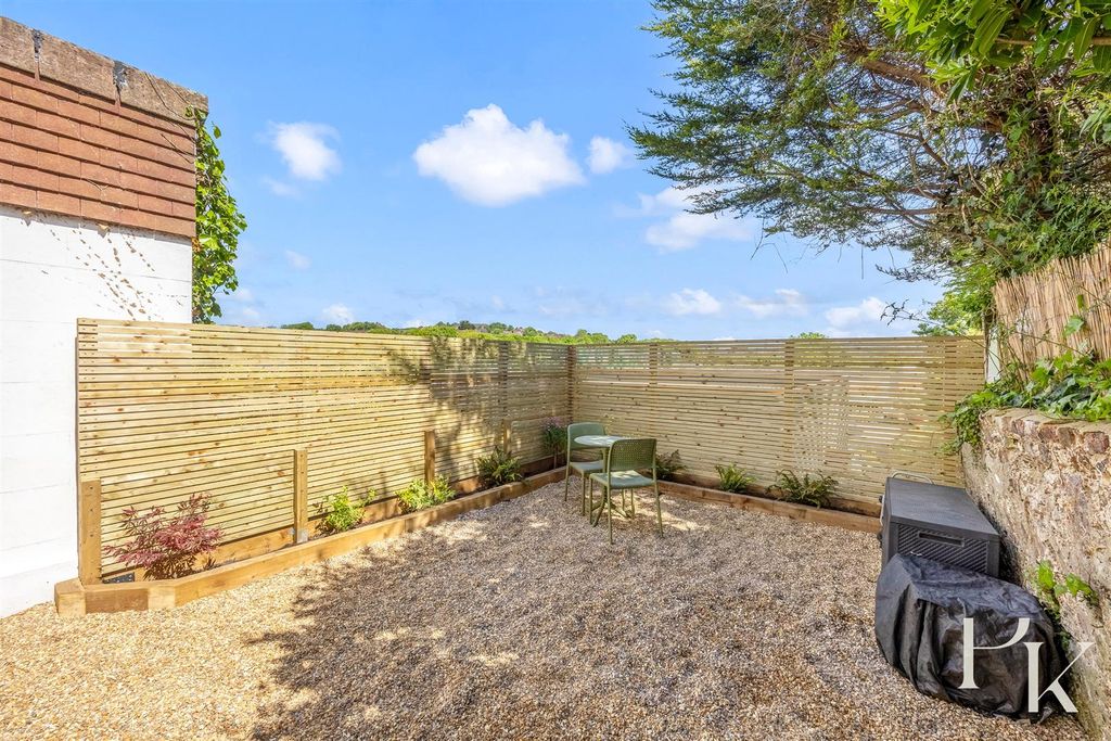 Property photo 2 of 21