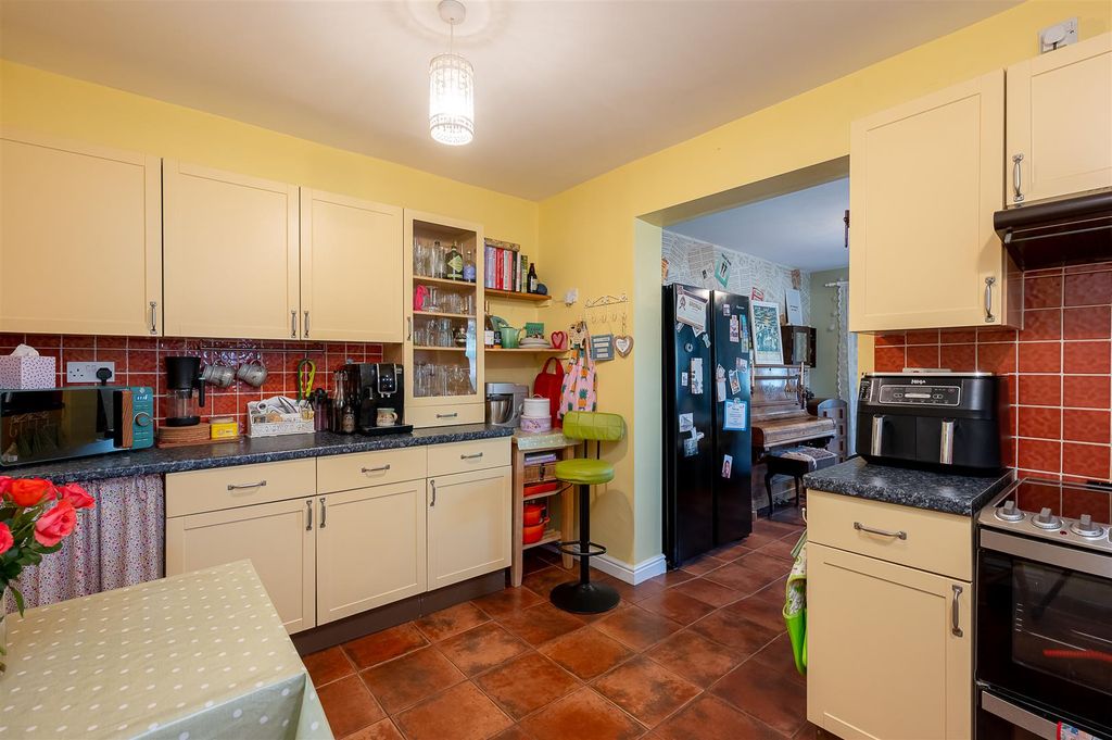 Property photo 3 of 20 Kitchen