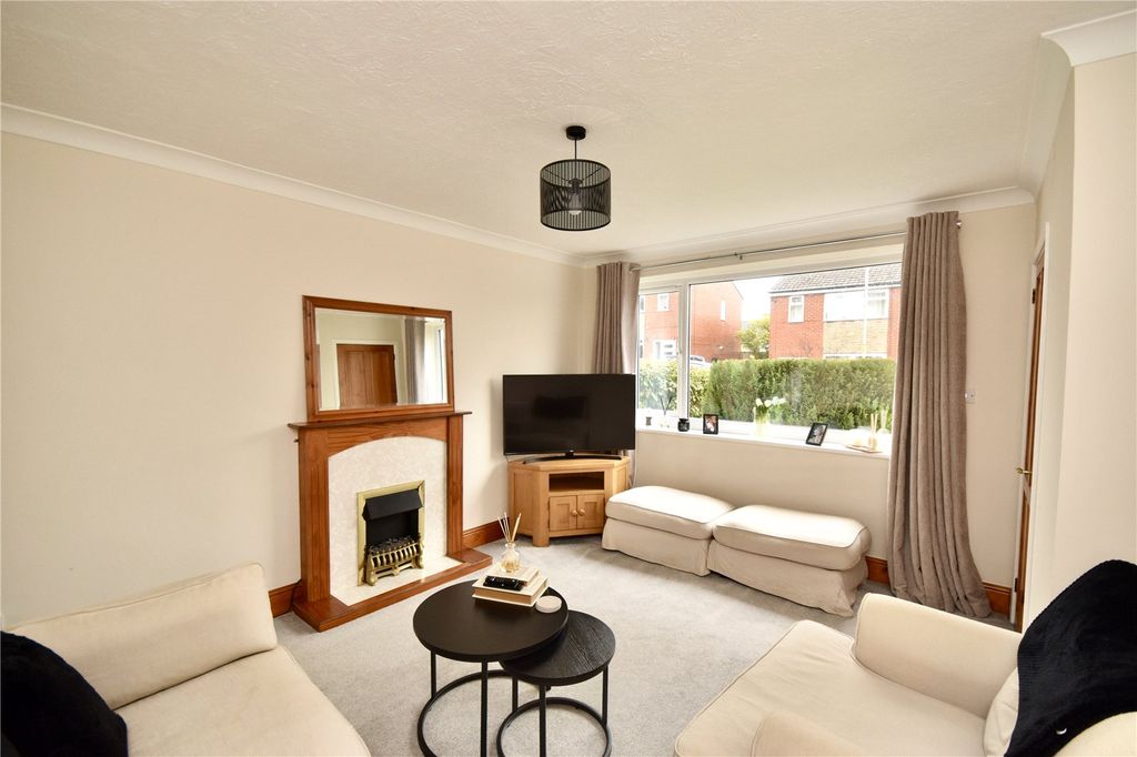 Property photo 3 of 14 Lounge