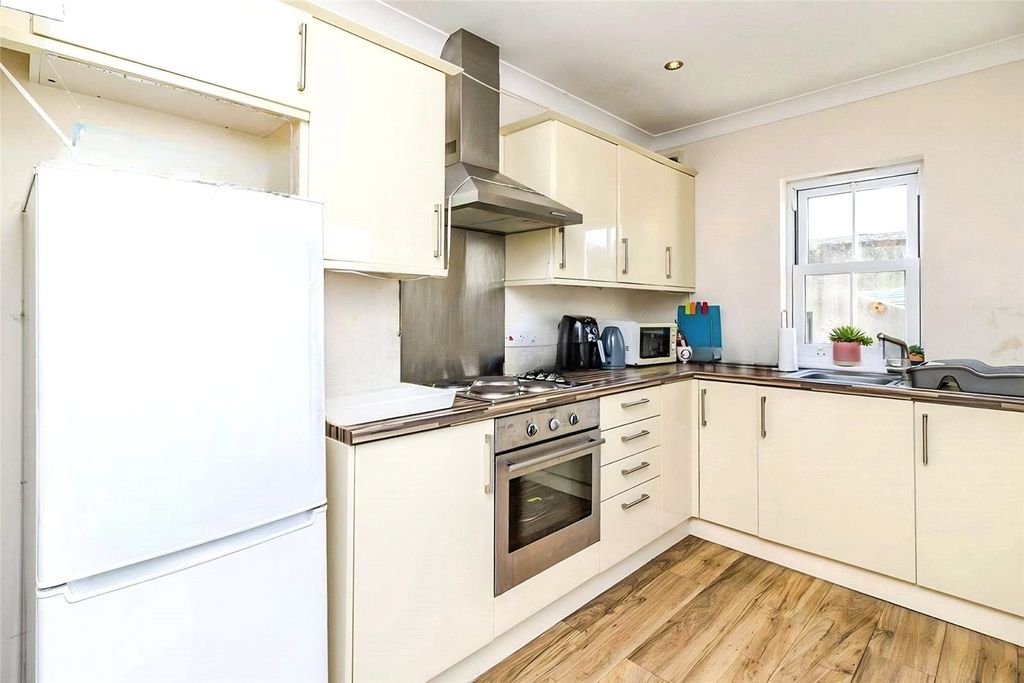 Property photo 2 of 8 Kitchen