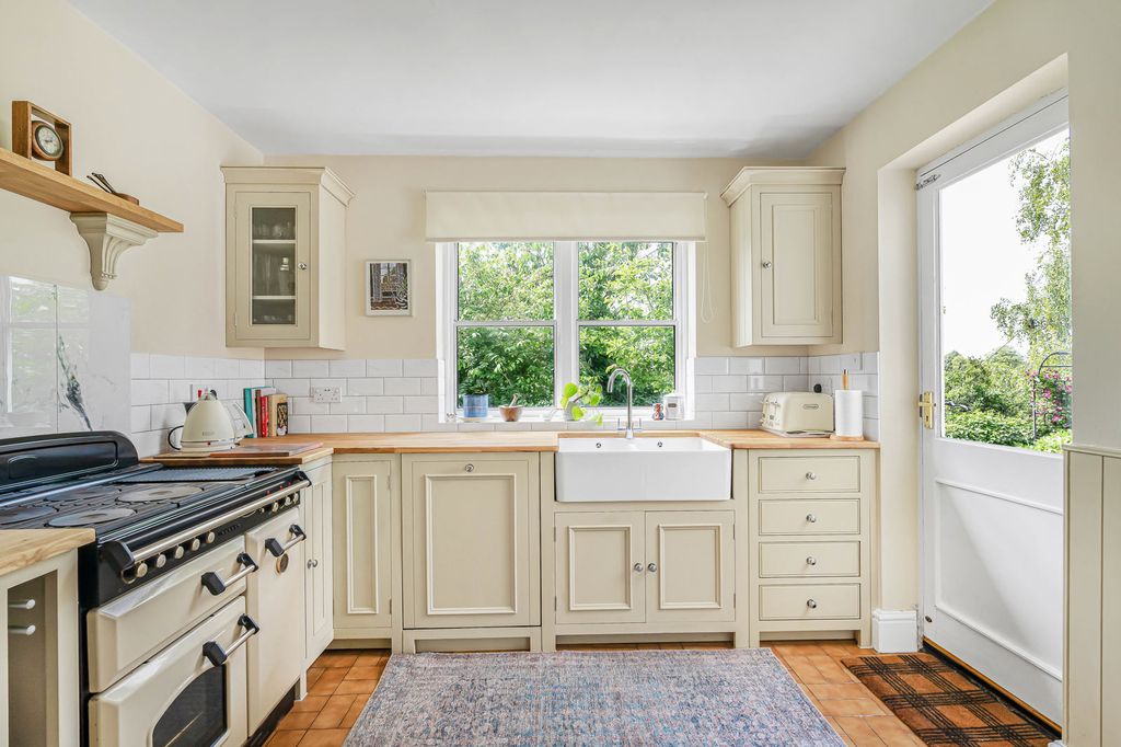 Property photo 3 of 27 Kitchen/Breakfast