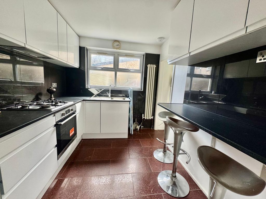 Property photo 1 of 13 A Remarkable 3 Bedroom House Near Leytonstone