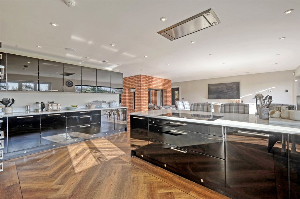 Property photo 3 of 24 Kitchen/Breakfast