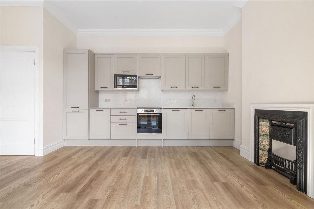 Property photo 2 of 15 Idmiston Road-12.Jpg