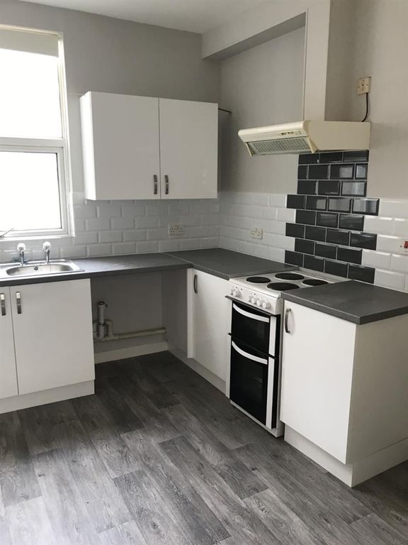 Property photo 2 of 9 6 Castle Sq Kitch.Jpg