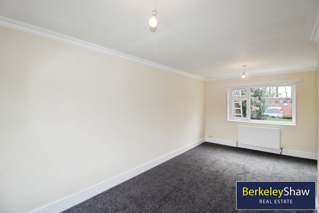 Property photo 3 of 16 Lounge