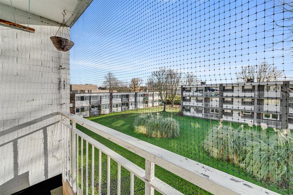 Property photo 3 of 15 Daniels_Clement Cl, London Nw6 7An,_016.Jpg