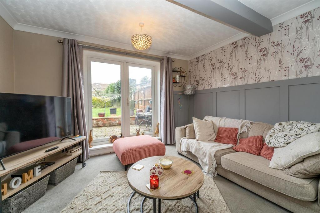 Property photo 3 of 16 Lounge