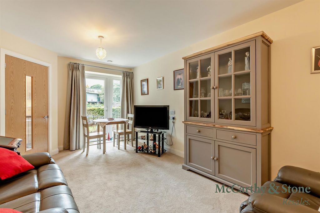 Property photo 2 of 21 8703780-Interior04-800.Jpg