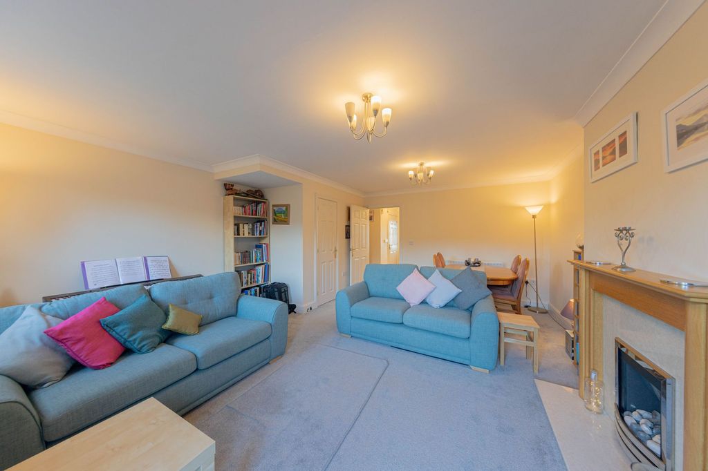 Property photo 2 of 25