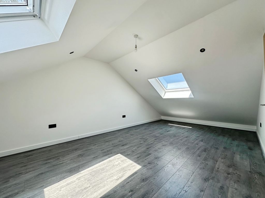 Property photo 2 of 19 Loft Bedroom