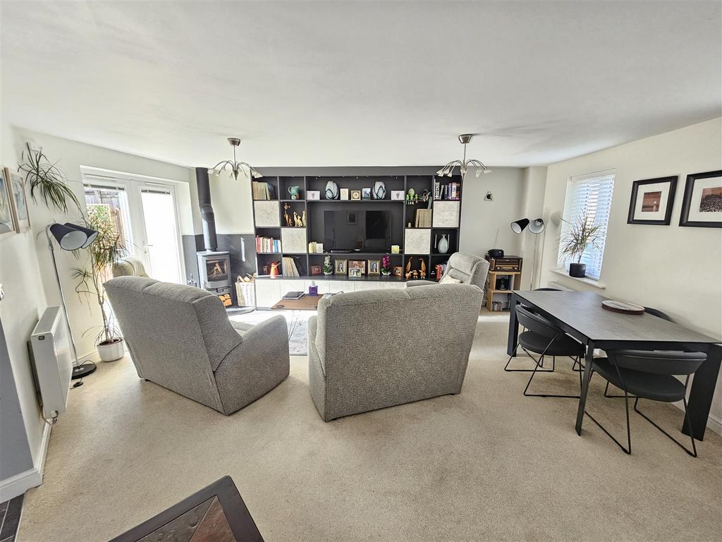 Property photo 2 of 18 Lounge.Jpg