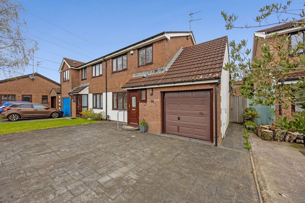 Property photo 3 of 45 Garage &amp; Driveway