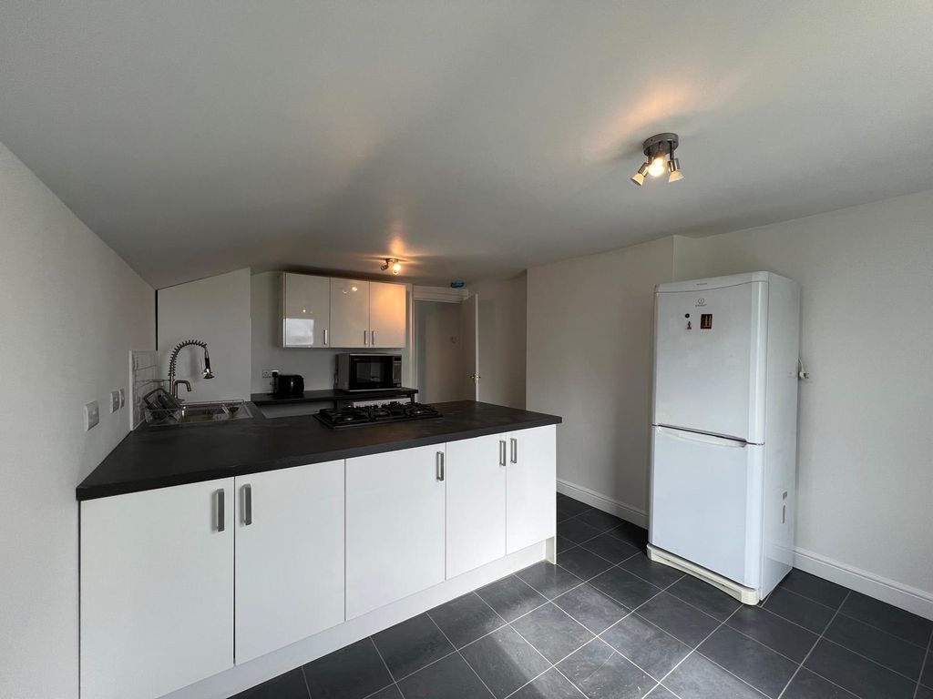 Property photo 2 of 11 Kitchen