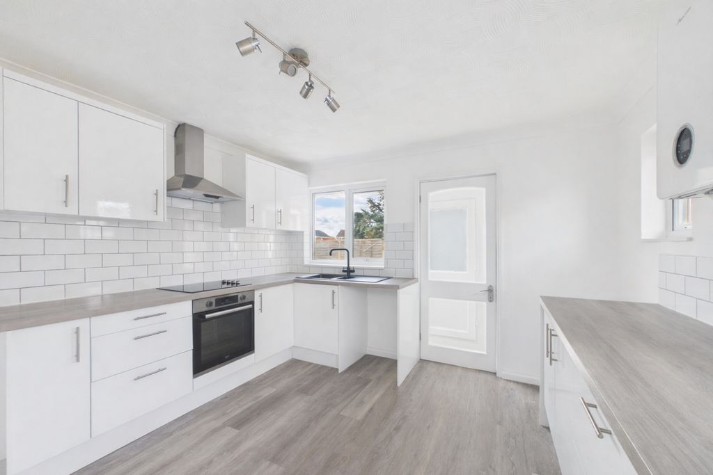 Property photo 3 of 10 Kitchen