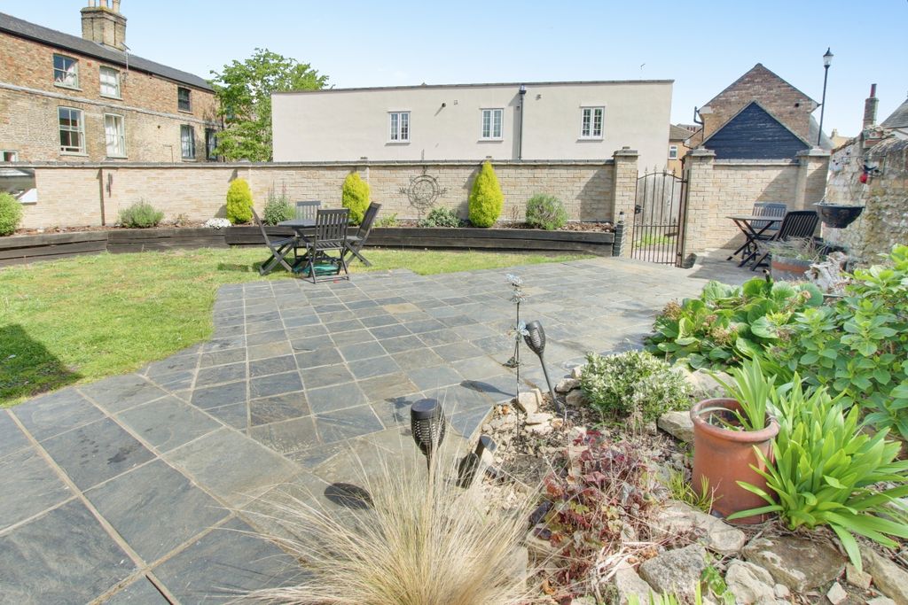 Property photo 2 of 23