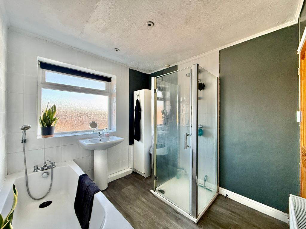 Property photo 3 of 18 Bathroom