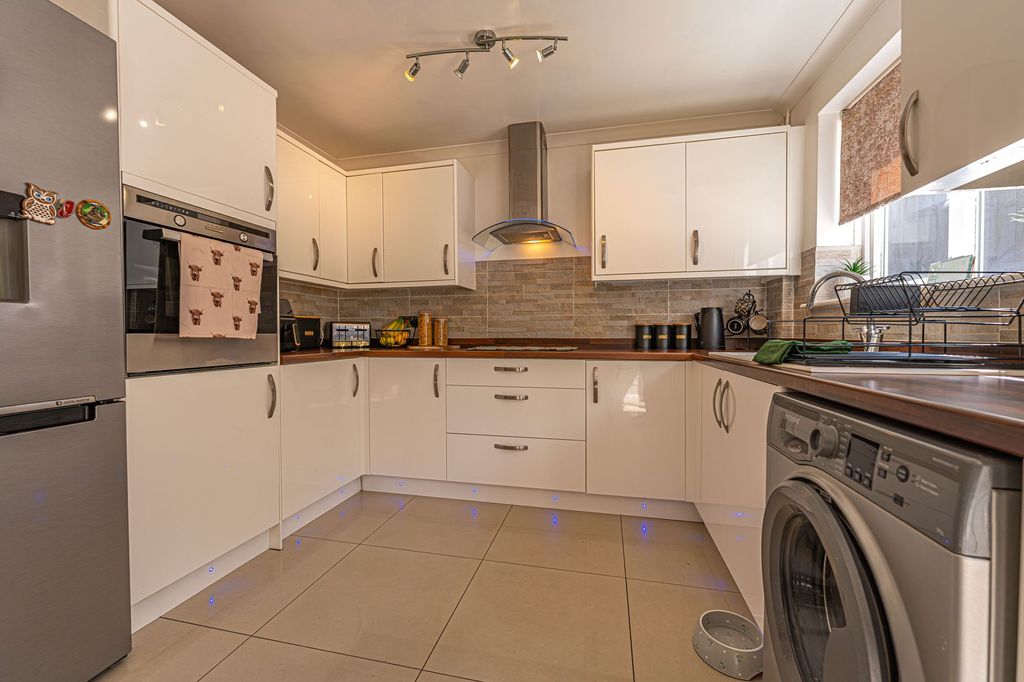 Property photo 2 of 28