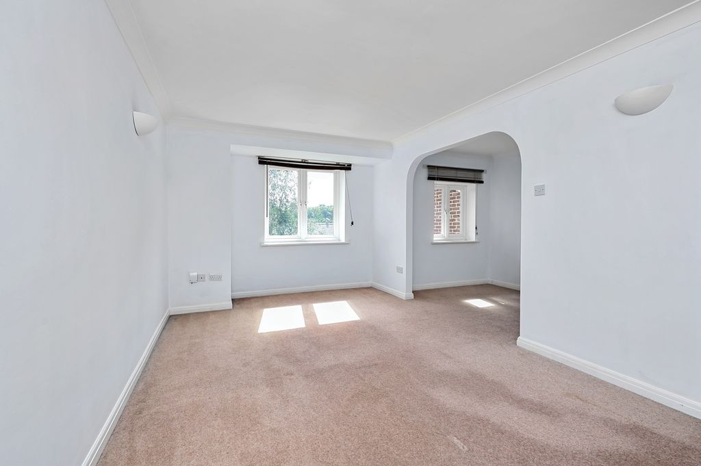 Property photo 2 of 6 24 Thornfield Green (3)